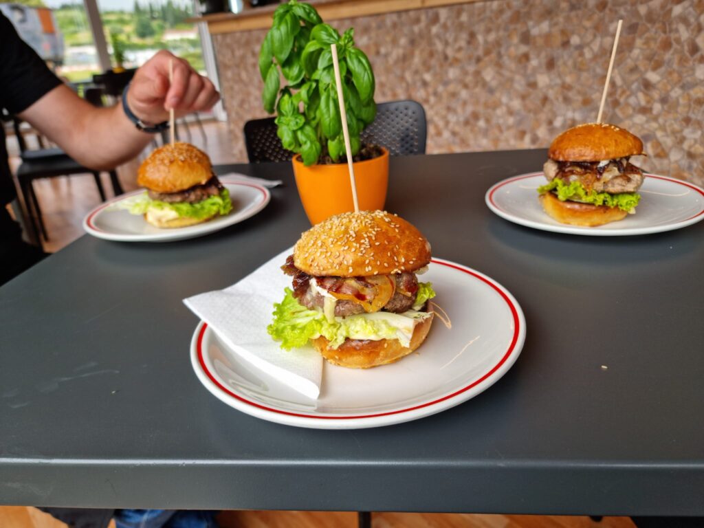 Hamburger, Bacon burger, Cheese burger, Chicken Burger, Maxi burger, Mini Burger, Wild burger, Mountain burger, Bear burger,Goveja tagliata, Lasagna, Amatriciana, Bolognese, Jurčki